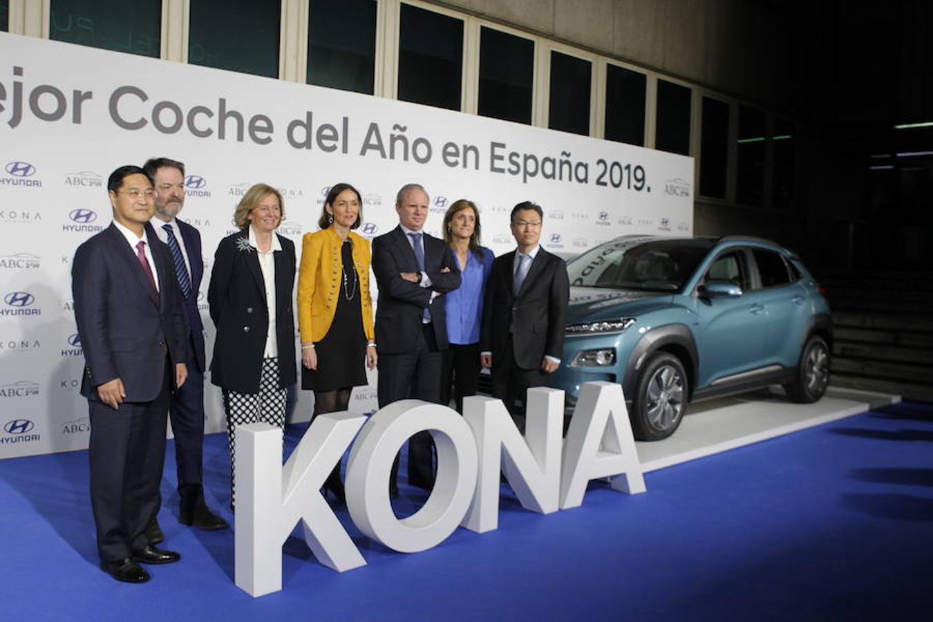 La delegación de Hyundai, encabezada por su presidente, Yun Lim, y su director general, Leopoldo Satrustegui, junto al Hyundai Kona, modelo ganador del Premio ABC al Mejor Coche del Año en España 2019. Le acompañan Bieito Rubido, Catalina Luca de Tena, la ministra Reyes Maroto y Ana Delgado. 