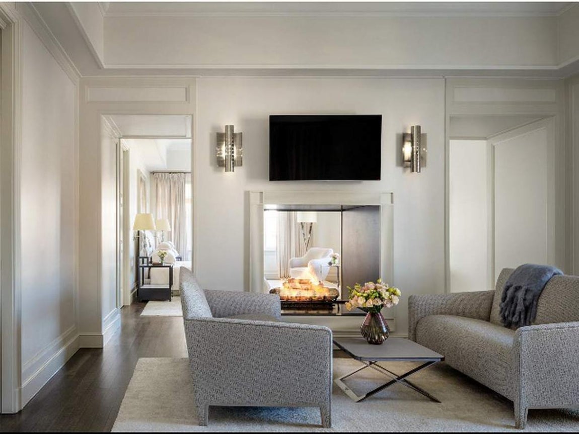 Salón. La Penthouse cuenta con más de 3.048 metros cuadrados, incluyendo los 762 metros cuadrados de la terraza que se encuentra en la azotea con vista al Central Park y al Museo Metropolitano de Arte. Esta vivienda ha sido diseñada por el legendario interiorista francés Jacques Grange y cuenta con todo tipo de lujos y detalles.