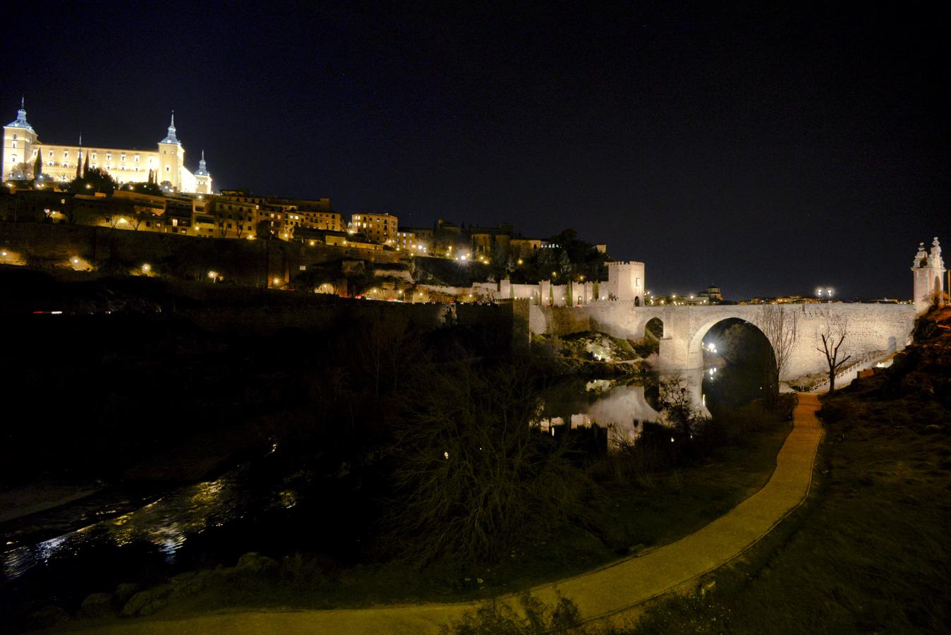 El puente de Alcántara luce una nueva iluminación artística