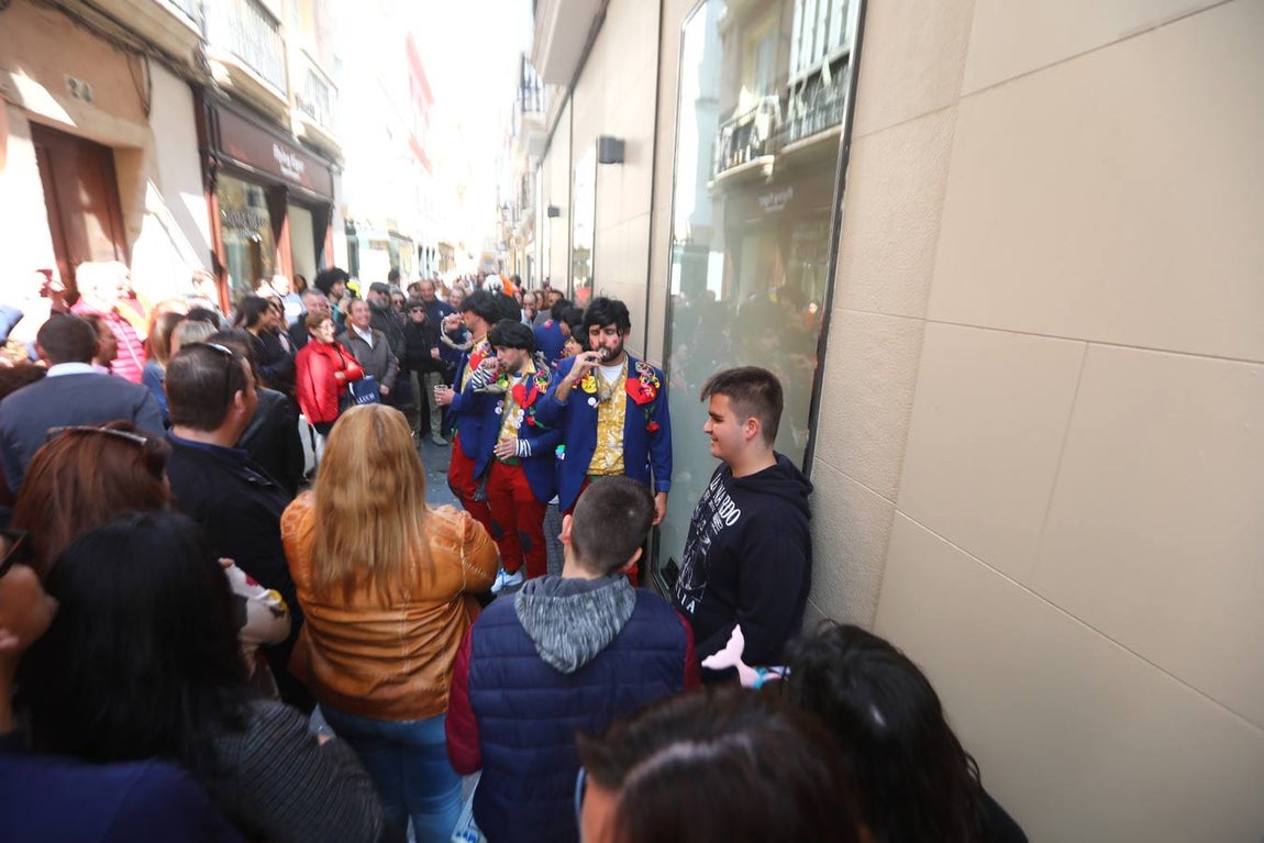 Las coplas inundan las calles de Cádiz de humor y reivindicaciones