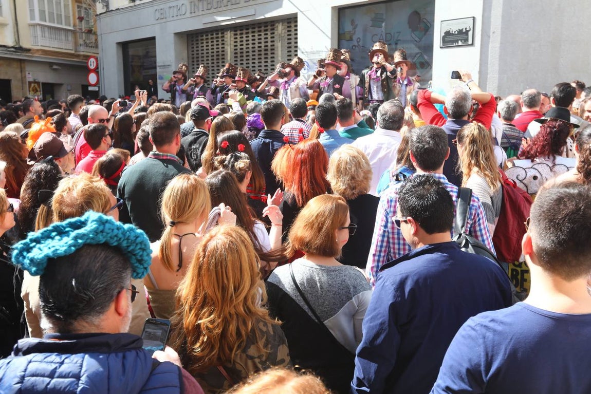 Las coplas inundan las calles de Cádiz de humor y reivindicaciones