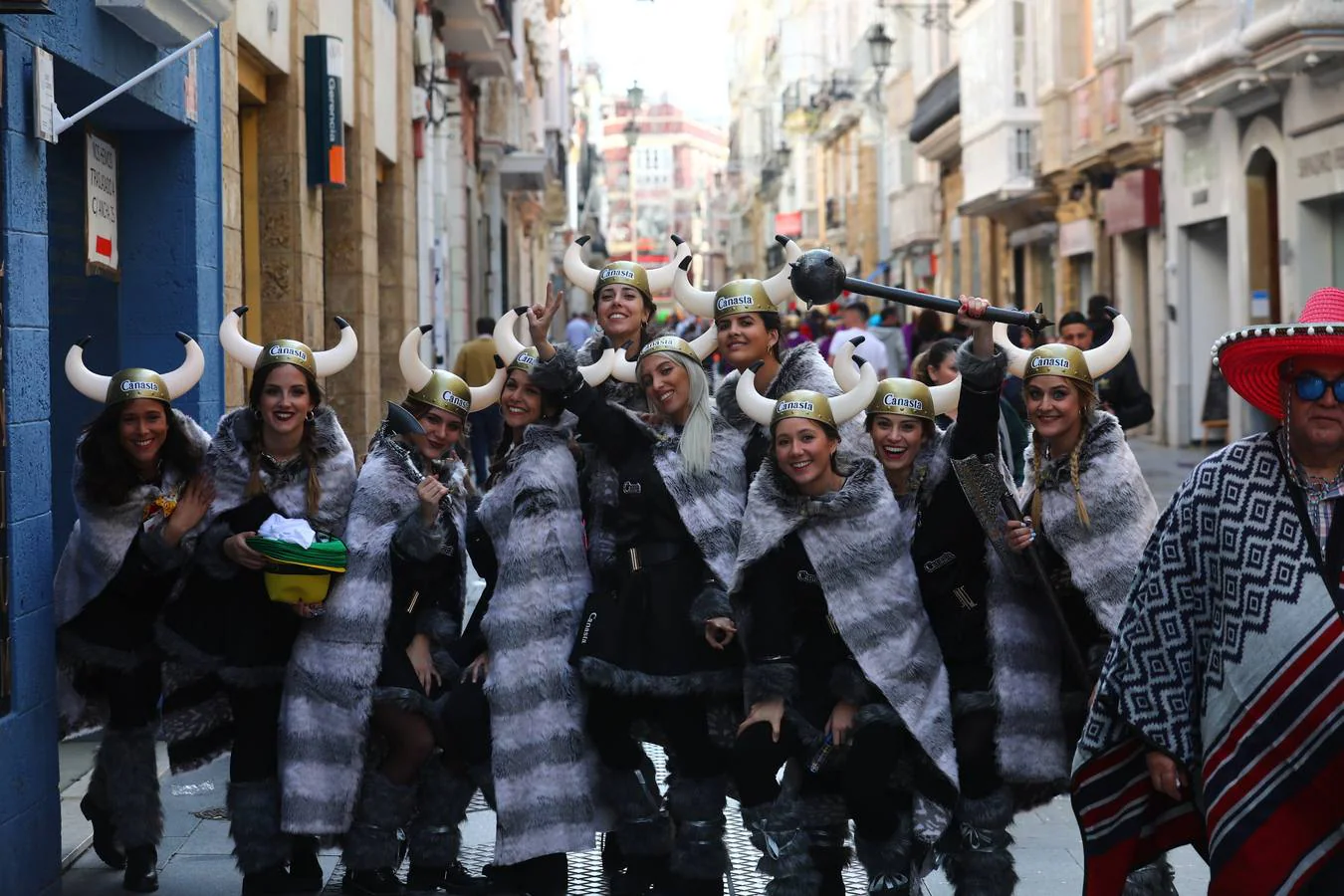 Las coplas inundan las calles de Cádiz de humor y reivindicaciones