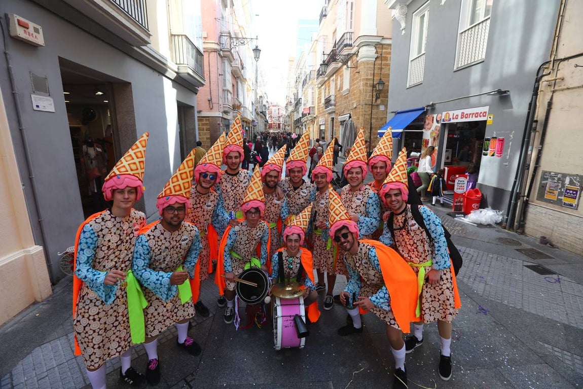 Las coplas inundan las calles de Cádiz de humor y reivindicaciones