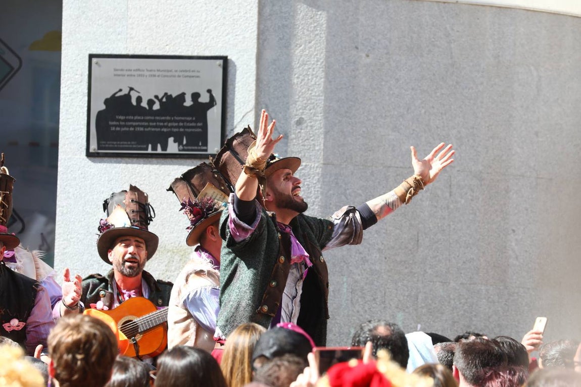 Las coplas inundan las calles de Cádiz de humor y reivindicaciones