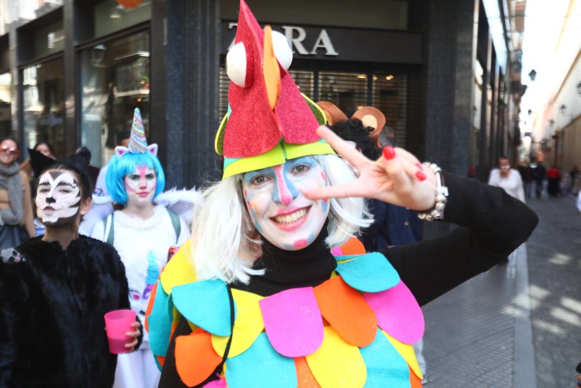 Las coplas inundan las calles de Cádiz de humor y reivindicaciones