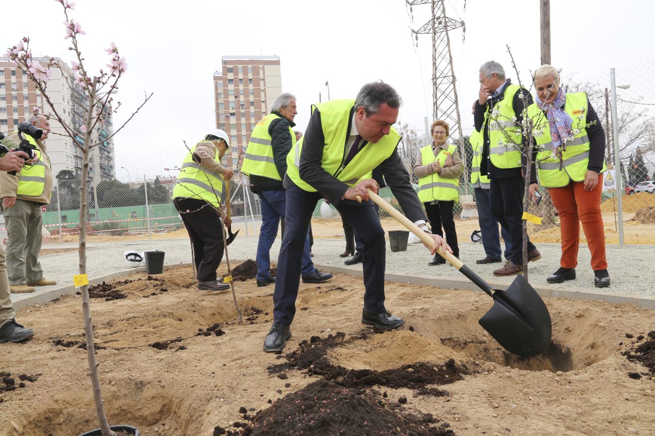 Espadas presenta tres obras el último día permitido