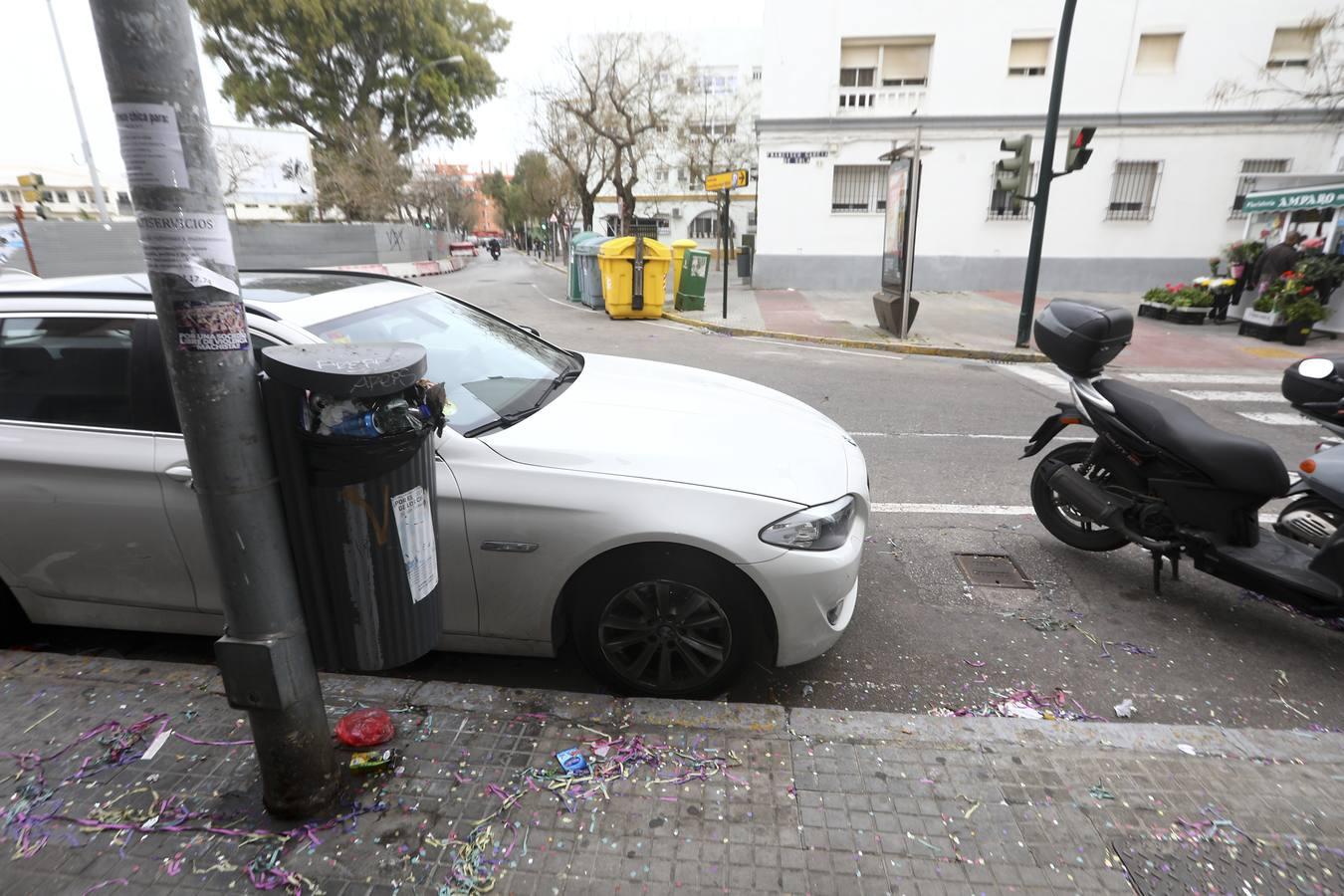 Los restos de la necrópolis de Cádiz entre envases, botellas y serpentinas