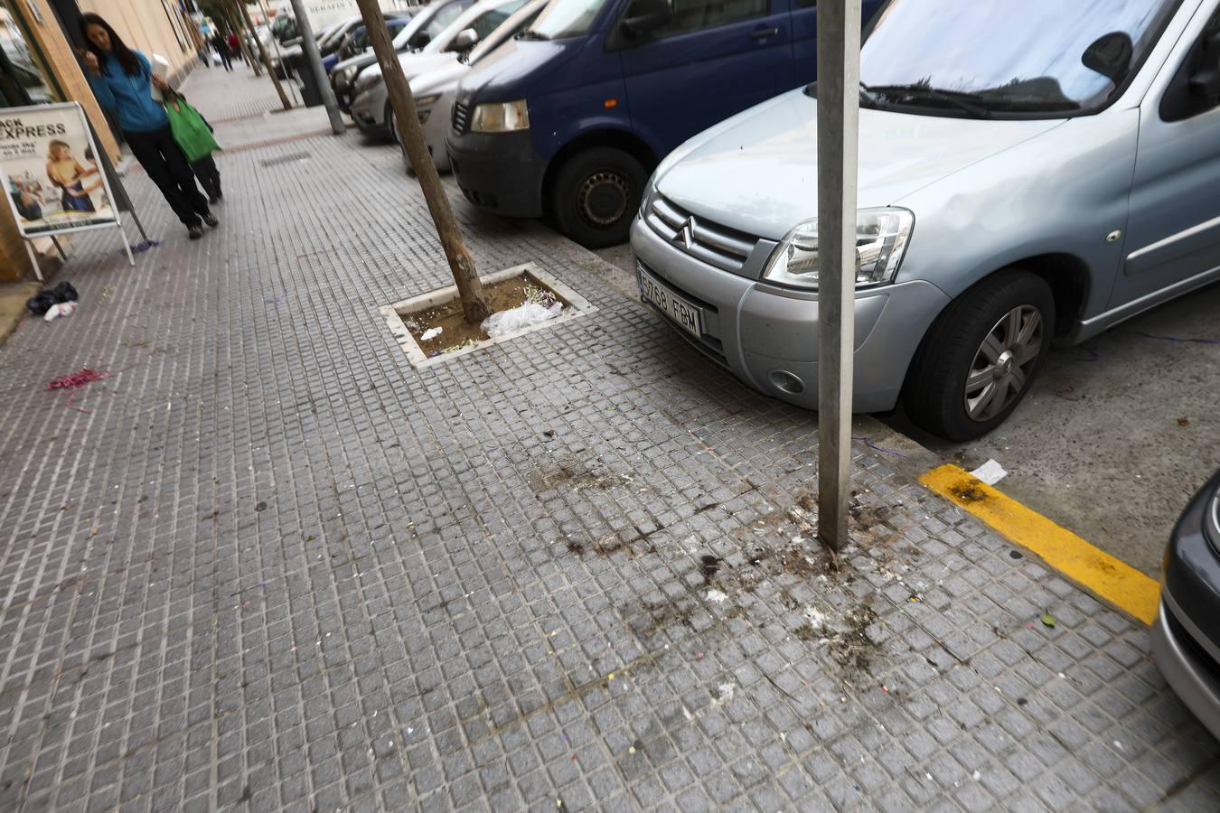 Los restos de la necrópolis de Cádiz entre envases, botellas y serpentinas