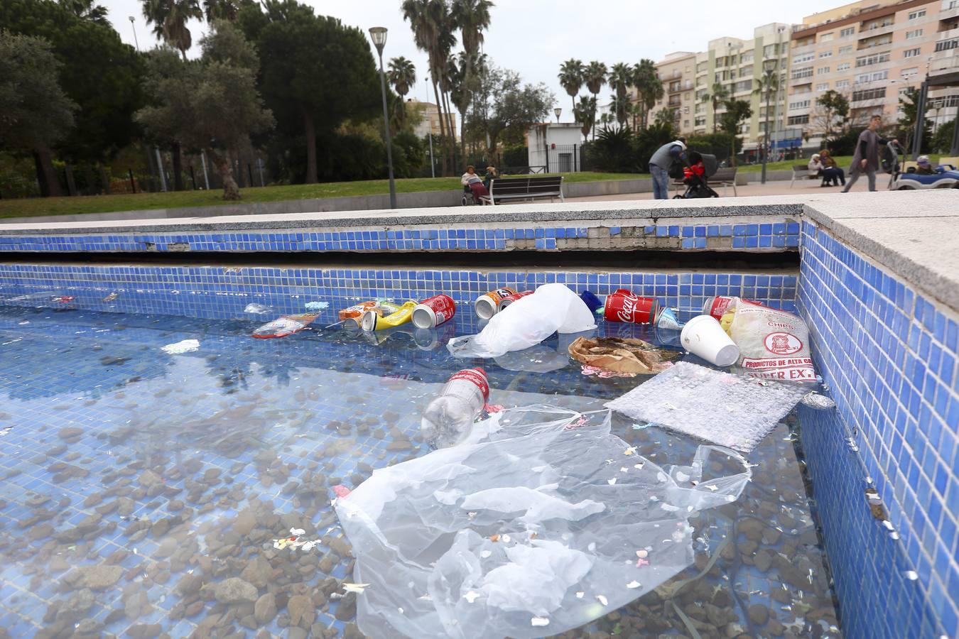 Los restos de la necrópolis de Cádiz entre envases, botellas y serpentinas