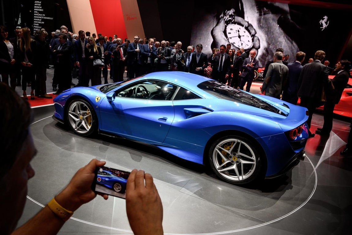 Ferrari. Ferrari ha presentado el F8 Tributo, el sustituto del 488 GTB. Con un motor de ocho cilindros de 3,9 litros situado en posición central, llega a los 720 CV de potencia.