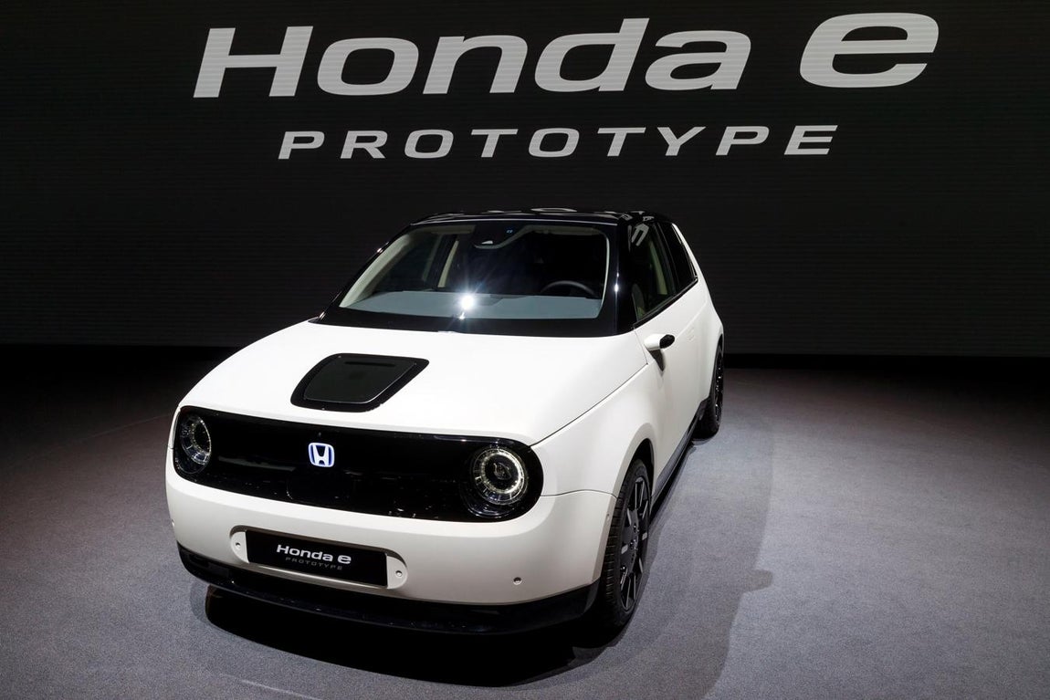 Honda. Honda ha nunciado durante la presentación en el Salón de su modelo e-Prototype, que e el año 2025 tendrá toda su gama electrificada en Europa. El e Prototype es un vehículo concebido como un automóvil para trayectos urbanos, ofrecerá una autonomía de más de 200 km y una función de «carga rápida» del 80 % en solo 30 minutos. Los interesados ya pueden registrarse en la web de Honda, www.honda.es, para realizar una reserva del modelo.