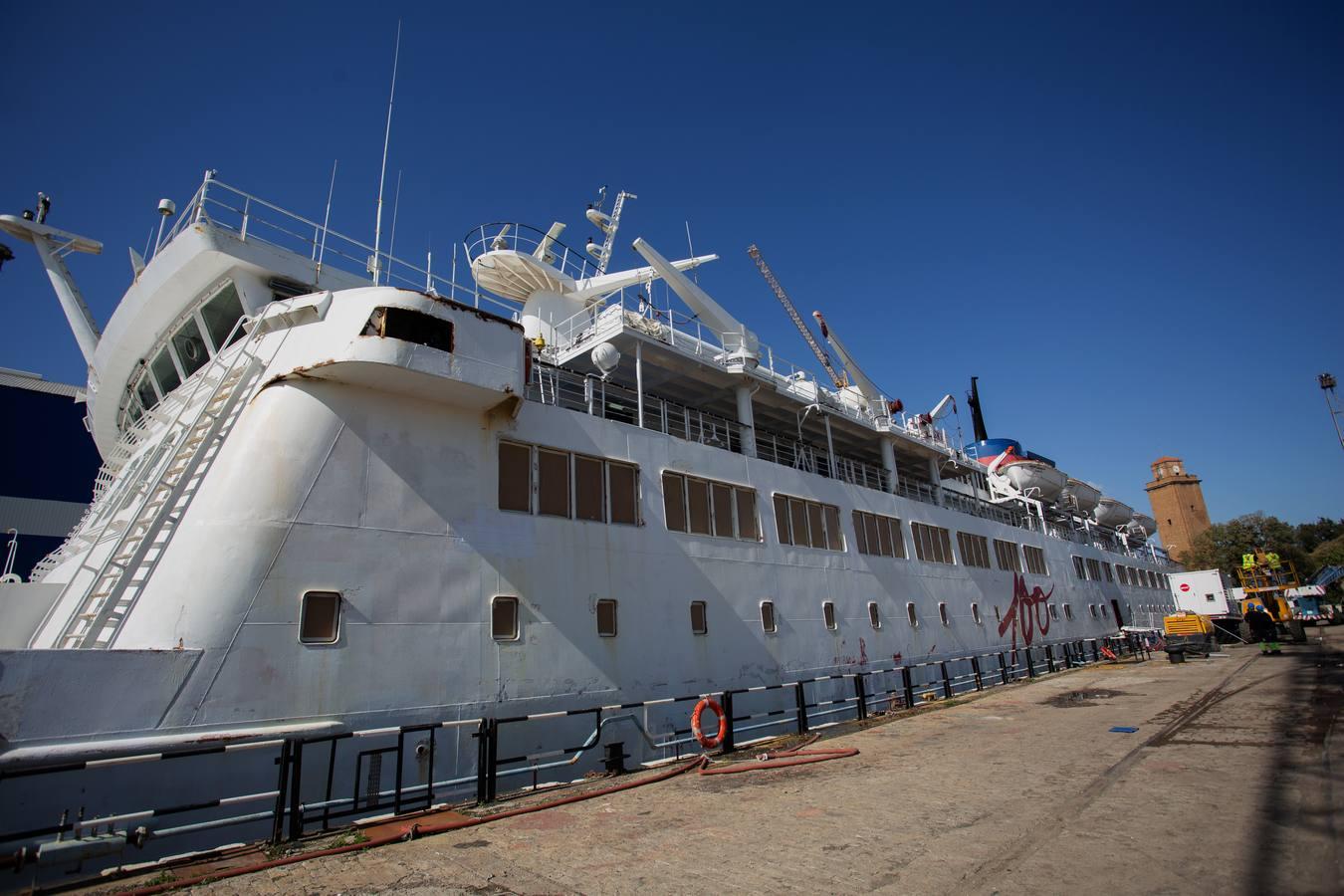 Plena actividad en el astillero del Puerto de Sevilla