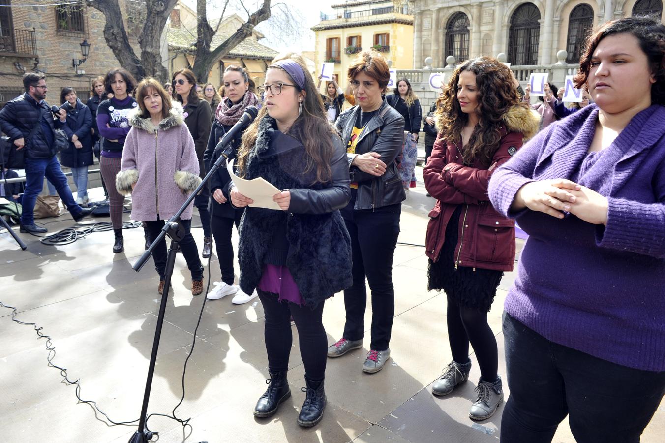 Las periodistas leyeron un manifiesto en la plaza del Ayuntamiento. 