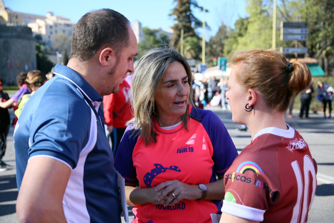 Milagros Tolón con los responsables del Club de Rugby Toledo. 