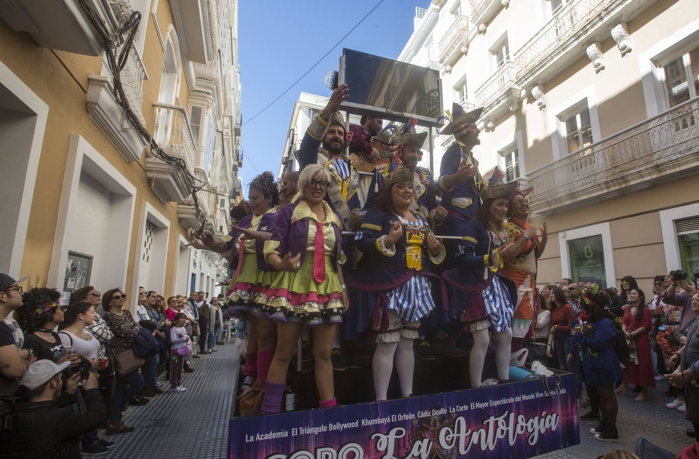 Ambientazo en Cádiz el último día del Carnaval