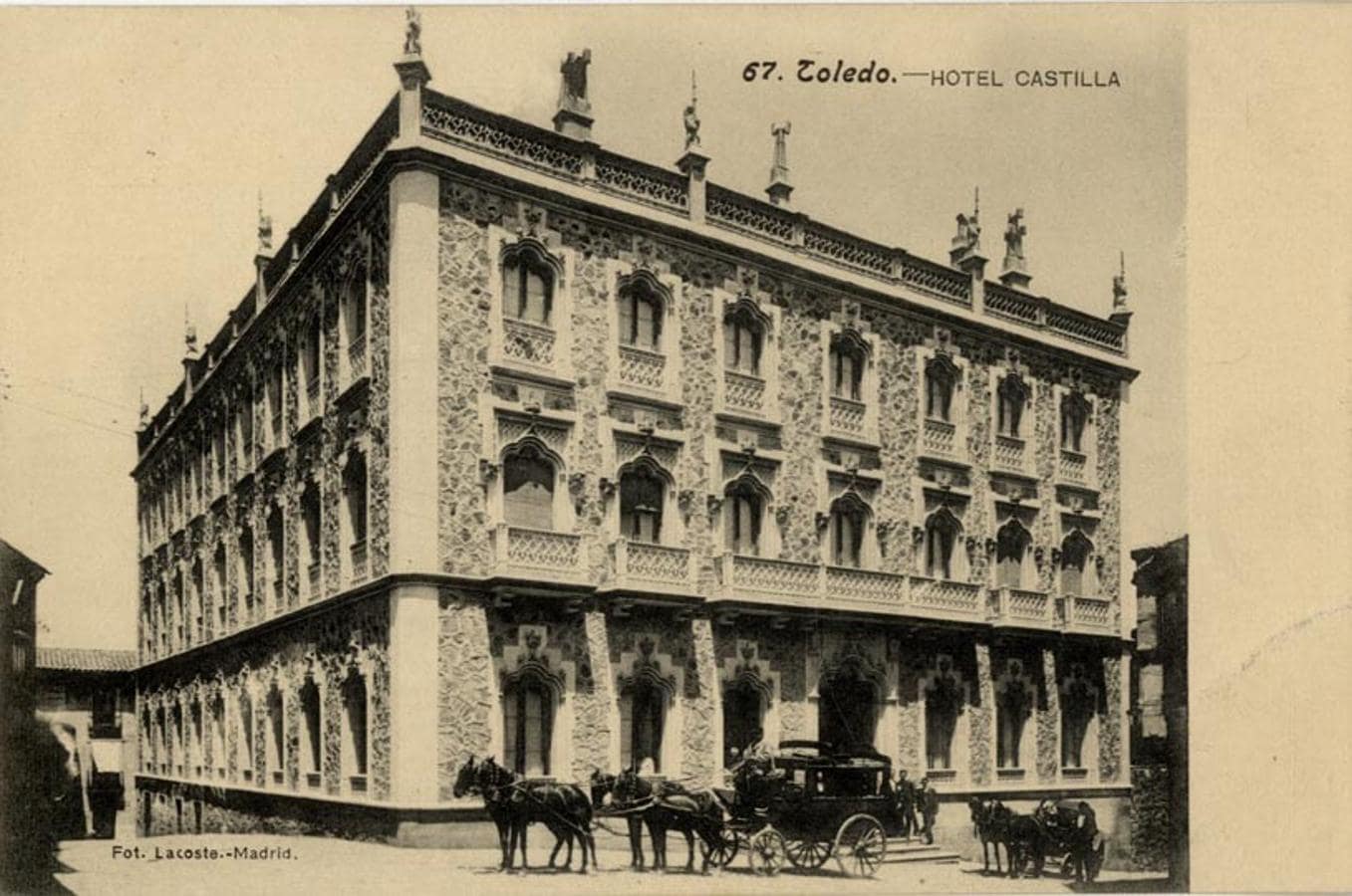 Coches de viajeros ante el Hotel Castilla, en la plaza de San Agustín. Postal de J. Lacoste (ca. 1905). 