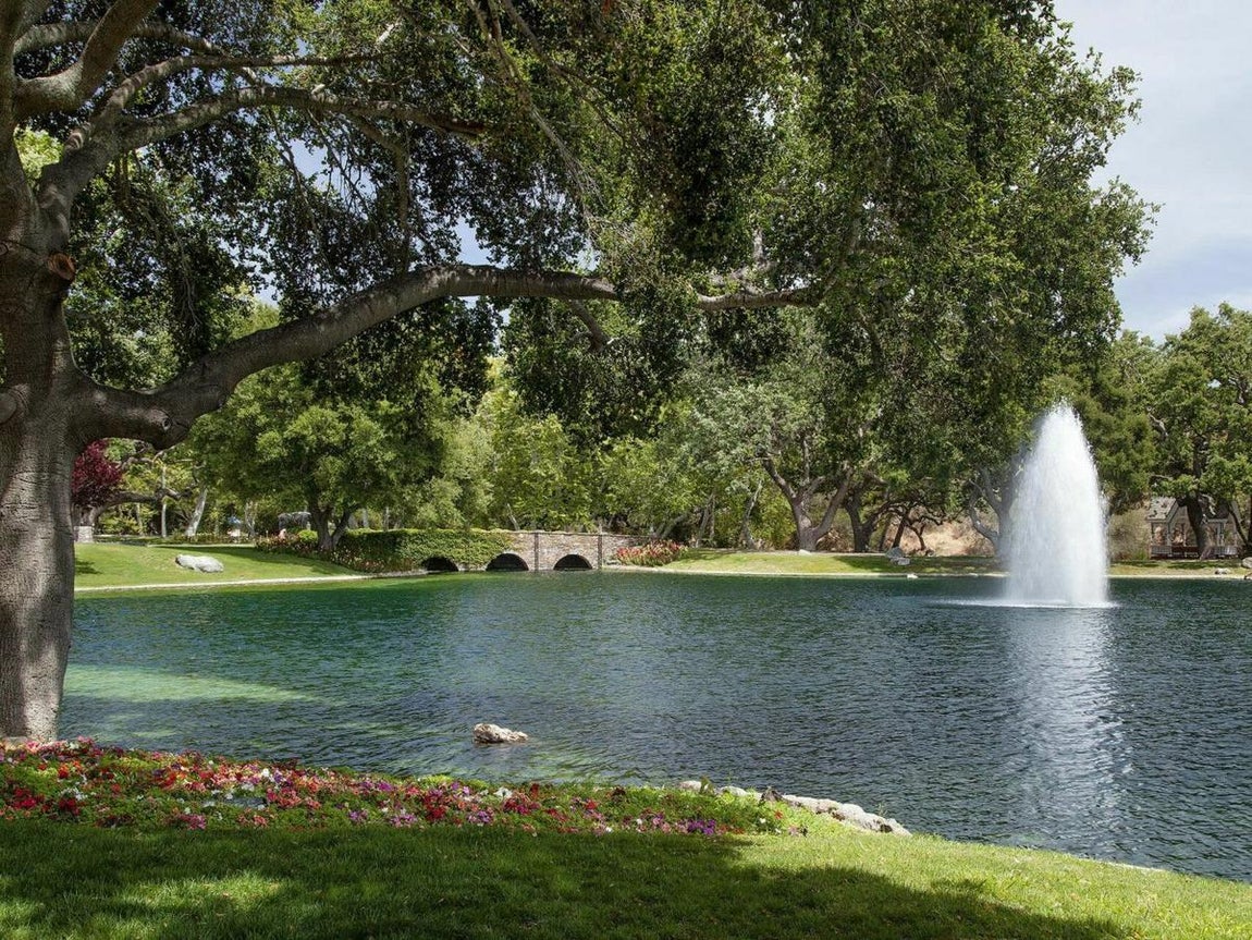Lago. Como era de esperar, la vivienda ha sufrido alguna modificación. Sin embargo, se sabe que las características distintivas como el jardín que explica el nombre original de la propiedad en amarillo brillante alrededor de un reloj todavía están en su lugar.