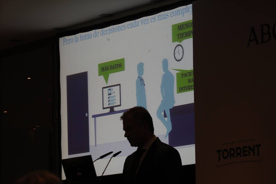 La charla del presidente de Abbott Laboratories España en Córdoba, en imágenes