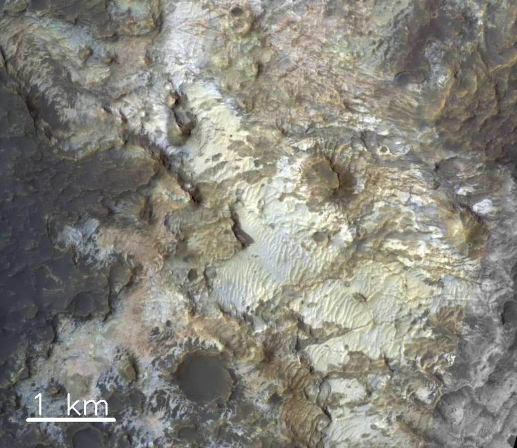 Los matices de color que se ven en esta imagen están compuestos por el suelo del cráter Kibuye en Marte, en la región de Terra Sirenum, donde se encuentra esta rica variedad mineralógica