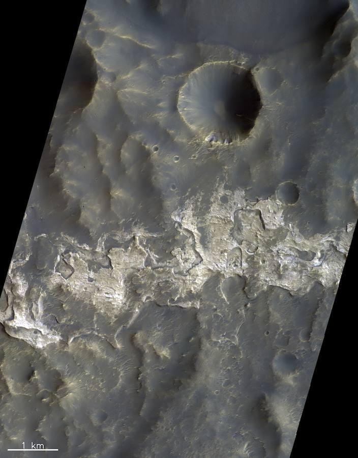 Vista de una parte de la región de la pared-terraza del cráter Columbus de 100 kilómetros de ancho ubicado en Terra Sirenum, en el hemisferio sur de Marte