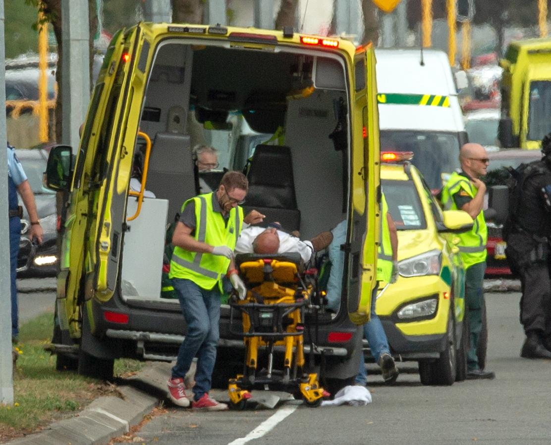 Un herido es trasladado en ambulancia tras el tiroteo perpetrado este viernes en dos mezquitas en la ciudad de Christchurch.. 