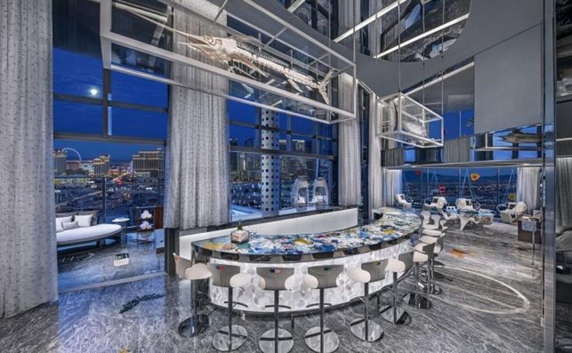 Pub de noche. Por si fuera poco, no será necesario salir de la habitación ni para disfrutar de la noche en una de las ciudades con más vida de Estados Unidos. En el mismo salón hay una barra curva con 13 taburetes donde poder beber, picar algo y escuchar música como si de un verdadero pub se tratara. Para los que opten por un poco más de relax, una espectacular terraza se encuentra en el mismo salón.