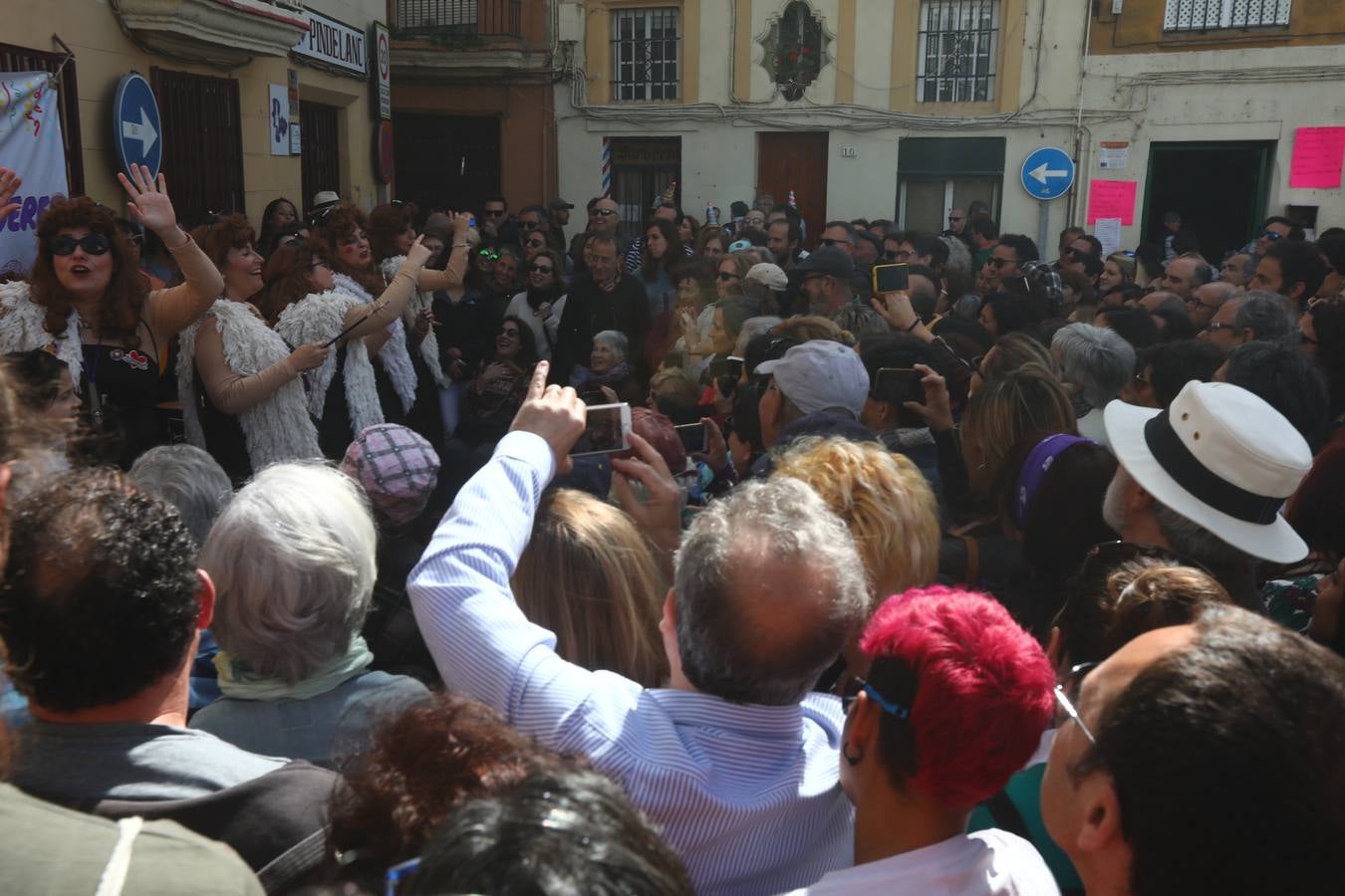 Cádiz se llena de coplas y público en un gran Carnaval Chiquito