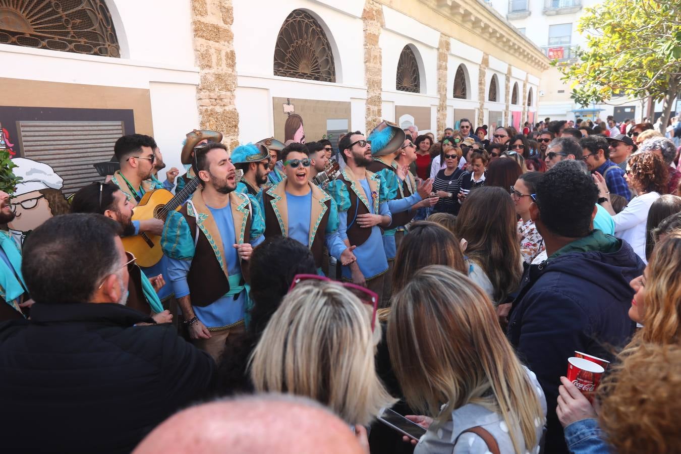 Cádiz se llena de coplas y público en un gran Carnaval Chiquito