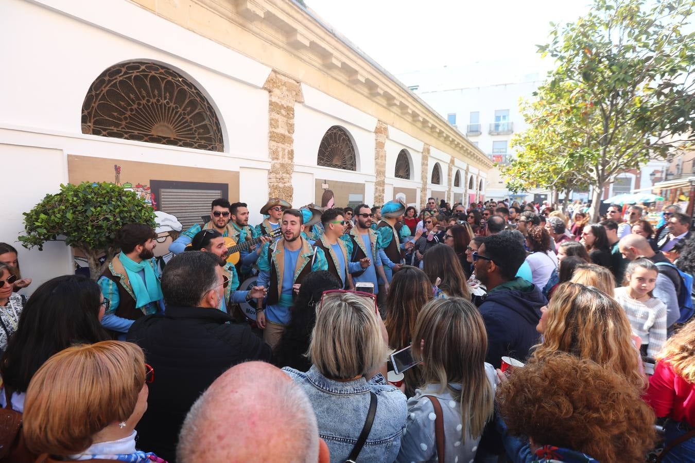 Cádiz se llena de coplas y público en un gran Carnaval Chiquito