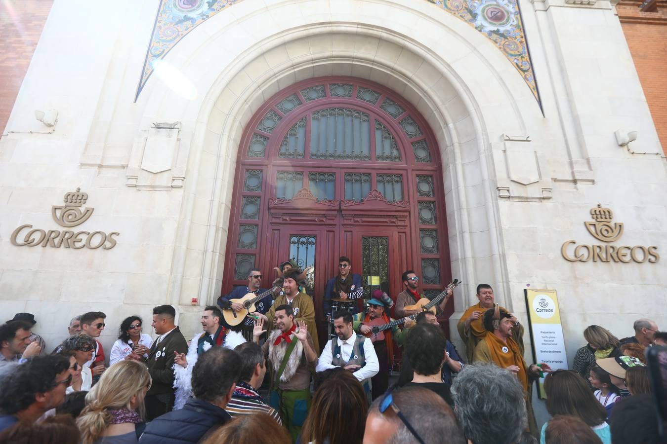 Cádiz se llena de coplas y público en un gran Carnaval Chiquito