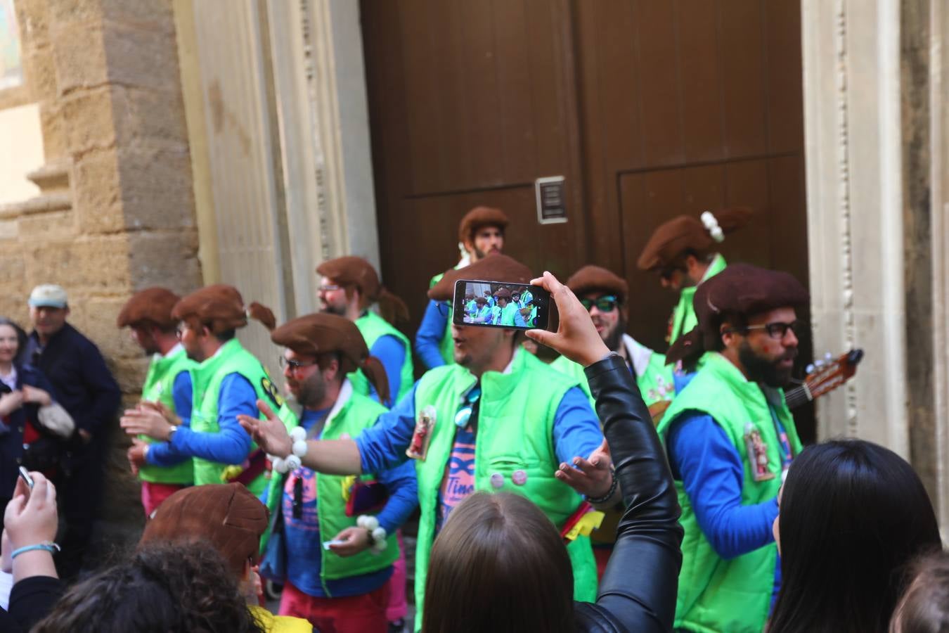 Cádiz se llena de coplas y público en un gran Carnaval Chiquito