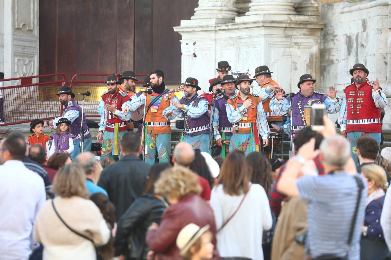 Cádiz se llena de coplas y público en un gran Carnaval Chiquito