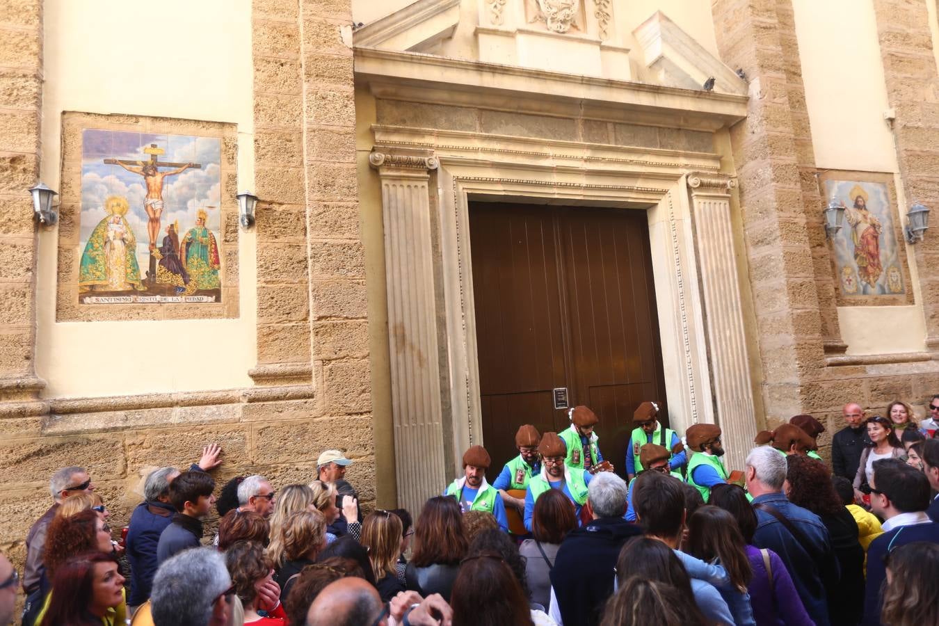 Cádiz se llena de coplas y público en un gran Carnaval Chiquito