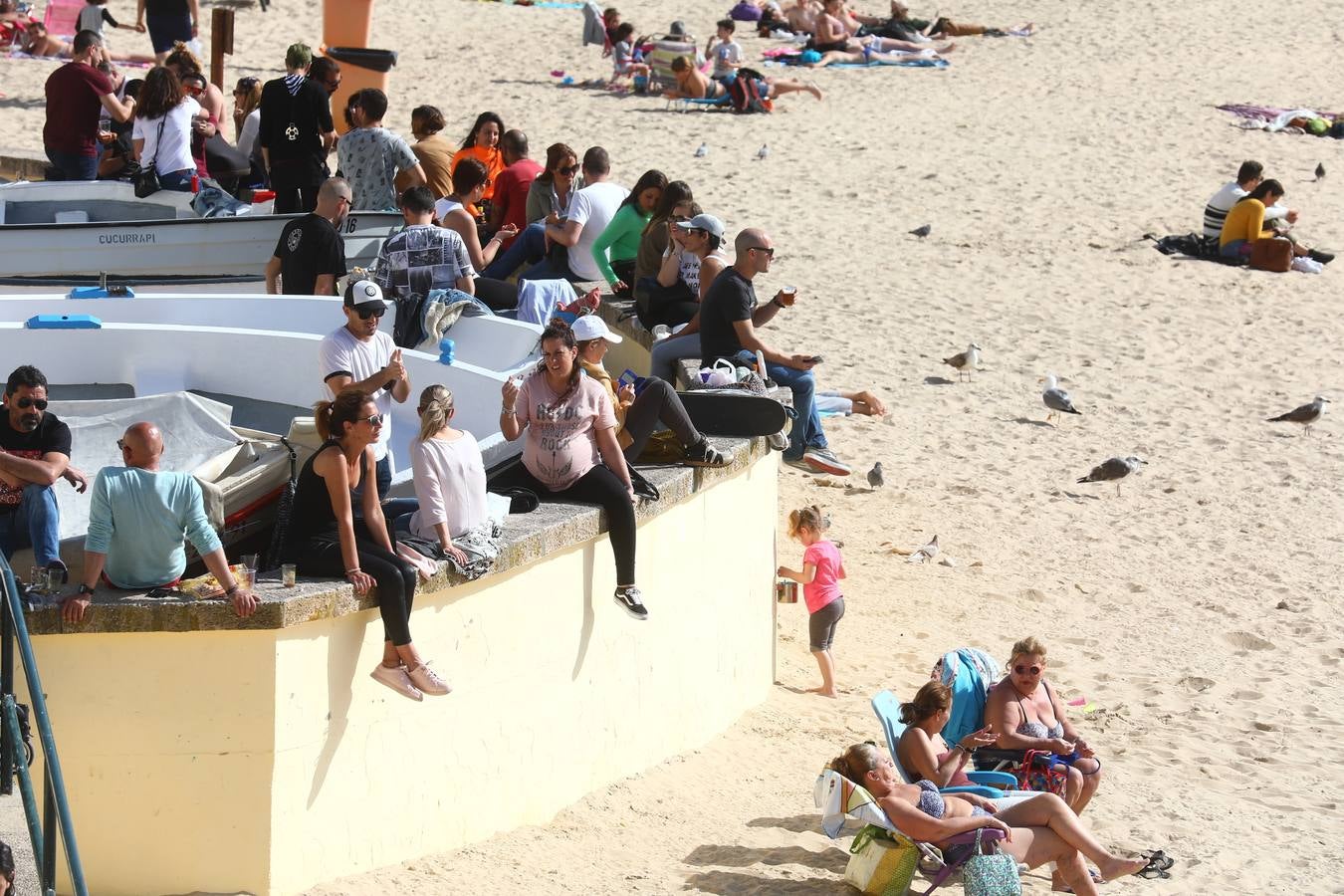 Cádiz se llena de coplas y público en un gran Carnaval Chiquito