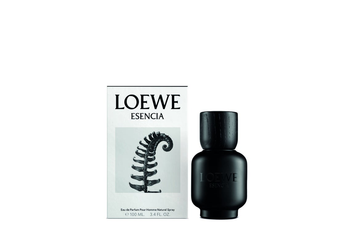 La reinvención de un clásico. Lowe Esencia fue la segunda fragancia masculina en la historia de Loewe Perfumes lanzada en 1987. La fragancia original es aromática, con un toque oriental y un fondo amaderado, con Lavanda y Vetiver como notas destacadas. En 2019, la casa de perfumes continúa con la leyenda lanzando Loewe Esencia Eau de Parfum, una fragancia con personalidad propia que nonecesita ningún tipo de artificio. Una creación atrevida y suntuosa que se convierte en el primer clásico reinventado de la familia Loewe. Sorprende a tu padre con la nueva versión de su perfume de siempre o descúbrele esta joya de la perfumería. (Precio: 150€/ 100 ml)
