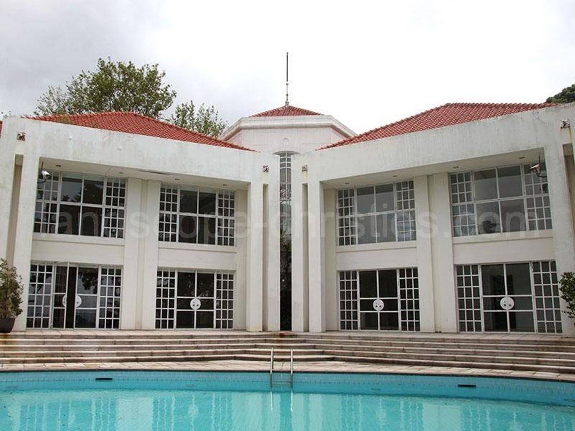 24 Middle Gap Road. Tiene cuatro dormitorios con sus correspondientes baños, eso sí, para que lo amuebles tú todo ya que carece de muebles. La vivienda tiene una enorme piscina con vistas a la ciudad que se encuentra rodeada completamente de vegetación, ya que la mansión está bastante retirada del resto de la urbanización. Ideal para desconectar de las grandes ciudades, ruidos y conseguir la paz que tanto buscamos en vacaciones, pero para ello hay que desembolsarse de casi 400 millones de euros.