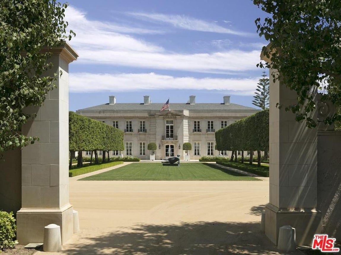 875 Nimes Rd. Los interiores fueron renovados magistralmente a finales de los años 80 por Henri Samuel, uno de los diseñadores más importantes del siglo XX. Con vistas panorámicas desde el centro de la ciudad hasta el Océano Pacífico, Chartwell cuenta con una casa de huéspedes de 5 dormitorios diseñada por Wallace Neff. Sin embargo la casa se completa con otros 6 dormitorios más y hasta 18 baños. Eso sin contar con la piscina de 23 metros, una pista de tenis, una bodega de 12.000 botellas y jardines bien cuidados, entre otros lujos.