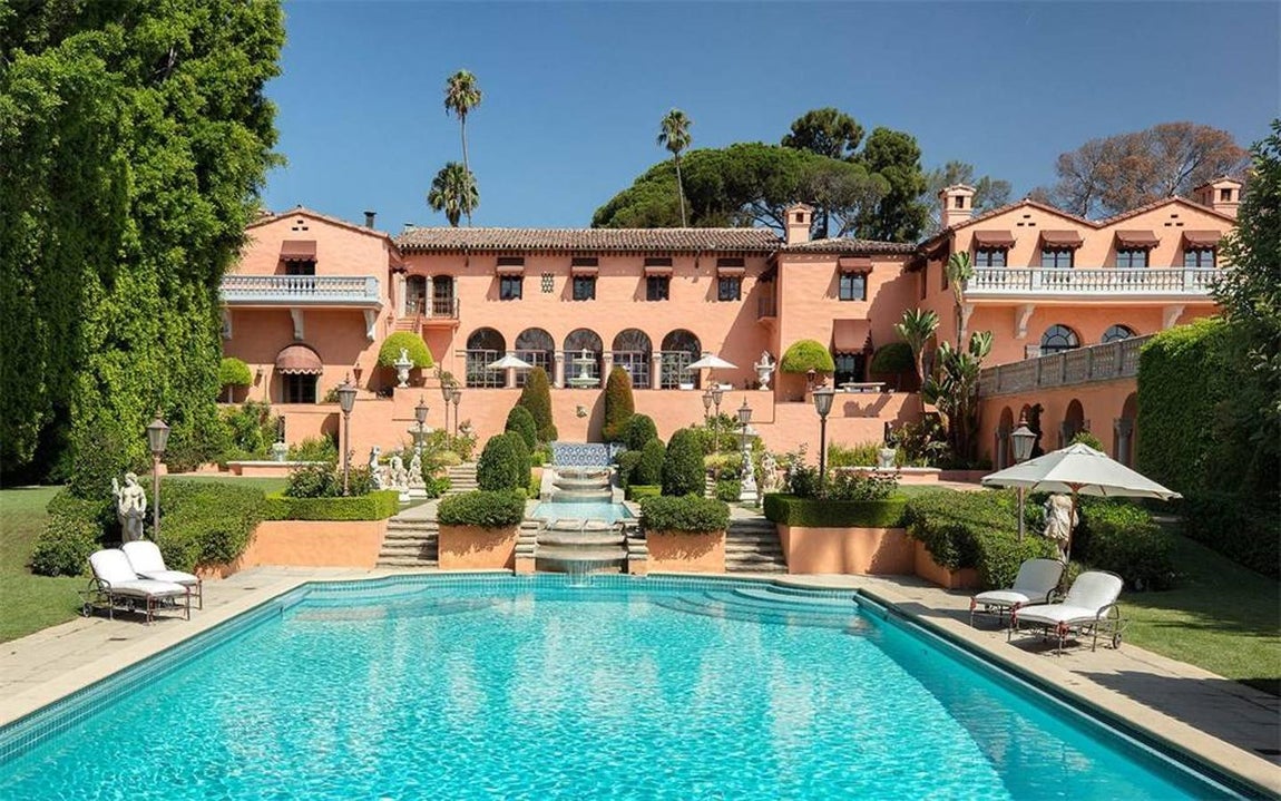 1011 N Beverly Dr. Esta vivienda también se encuentra en California y se trata de una de las mansiones más excéntricas de todos los tiempos. Se encuentra en Beverly Hills, pero mucho más retirada que el resto de casas que se encuentran en la zona. Para poder vivir en esta residencia hace falta pagar 139 millones de euros.