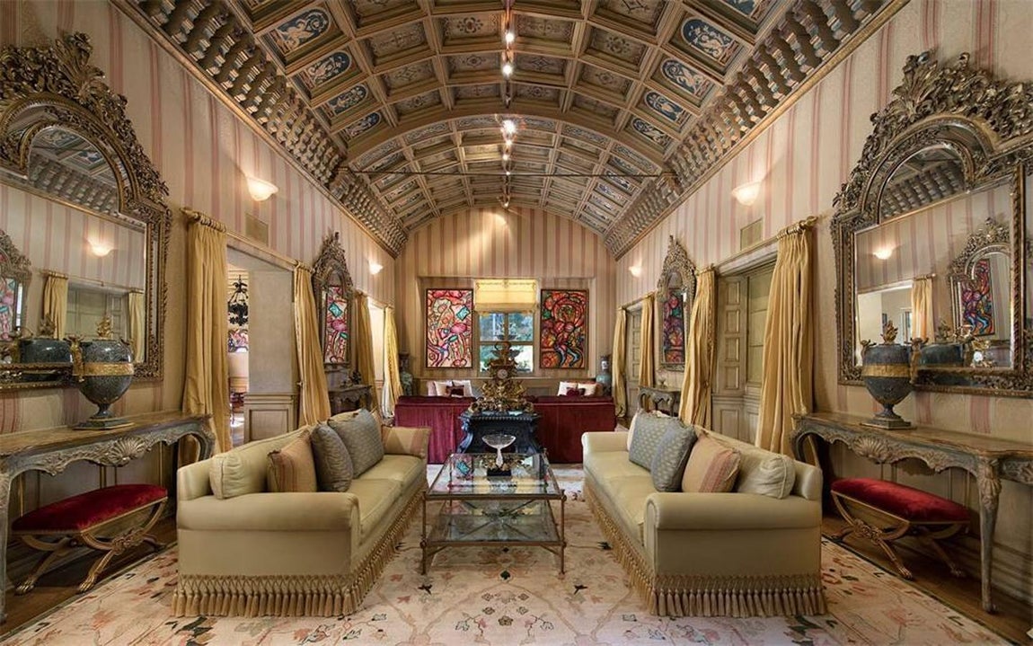 1011 N Beverly Dr. Conocida como Beverly House, la gran finca con forma de H y con 15240 metros cuadrados están muy bien repartidos ya que la vivienda cuenta con bar con vistas al jardín, una biblioteca de dos pisos con madera tallada a mano, una sala de billar, una pista de tenis y una piscina, entre otras muchas estancias.