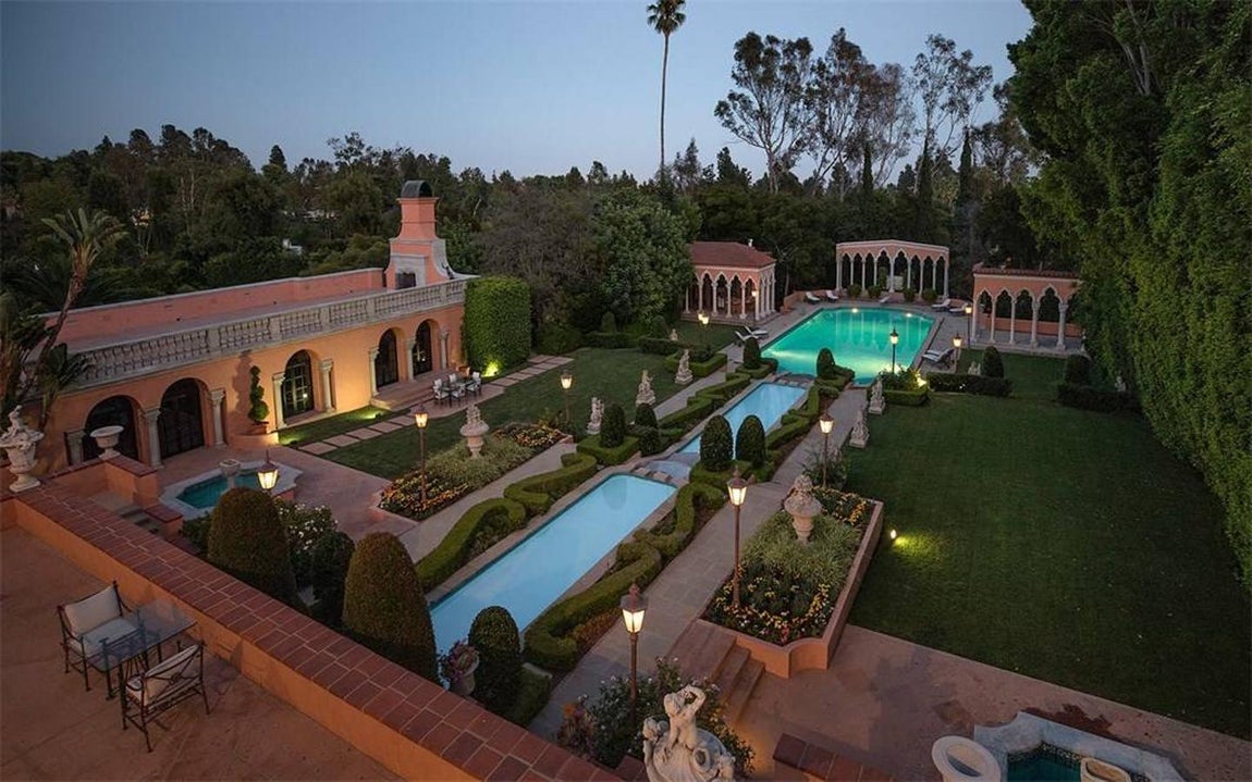 1011 N Beverly Dr. Para más lujos, la mansión tiene un apartamento separado de dos dormitorios y una casita de seguridad de un dormitorio para algunos invitados de los huéspedes principales. Los 19 dormitorios y 29 baños compartidos completan esta casa de diseño clásico a la que no le falta detalle.