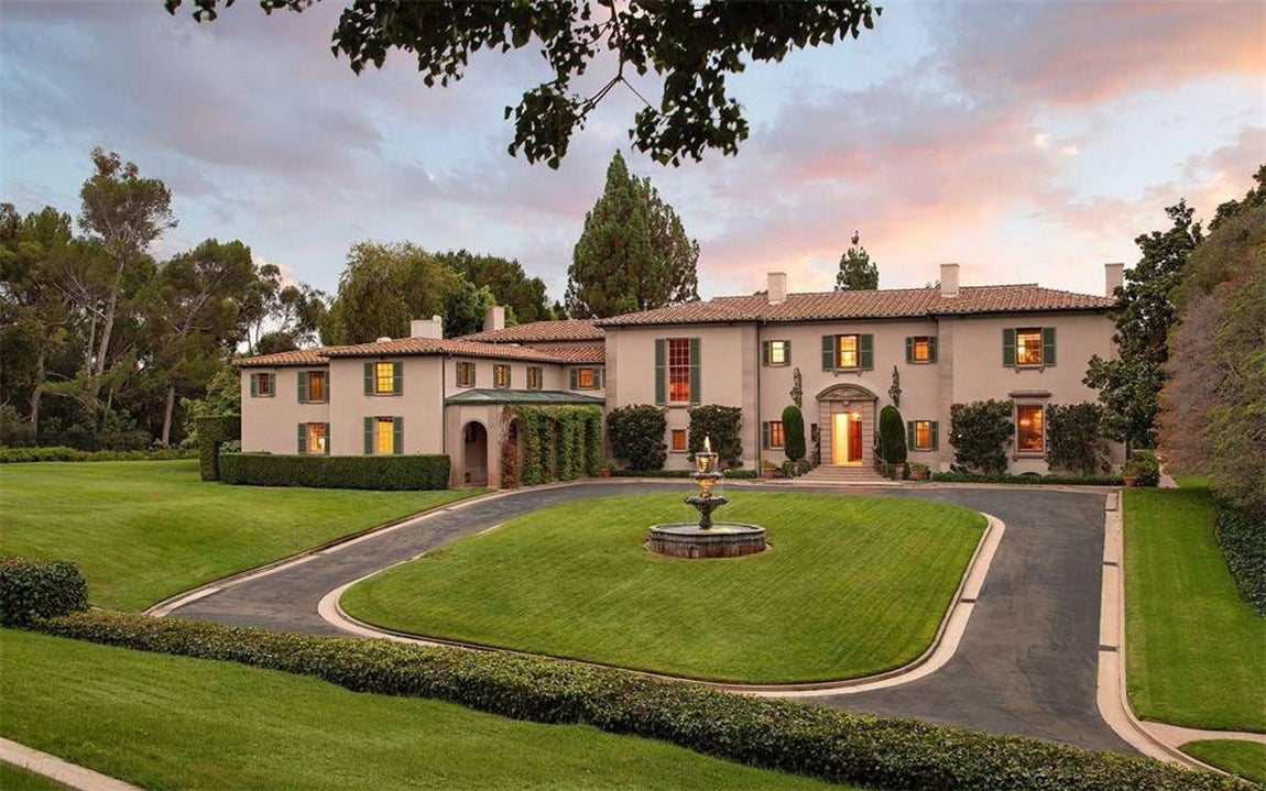 141 South CAROLWOOD Drive. En el mundo lujoso de las propiedades inmobiliarias de Los Ángeles, esta mansión, que se construyó hace más de 80 años, ha sido considerada como una de las casas más codiciadas de la zona. Tiene 9 habitaciones y 10 baños y toda la vivienda cuenta con amplios paneles de madera, detalles de época excepcional. Eso sí, a pesar de no contar con mucha luz natural, esta casa tiene las suficientes lámparas de cristal que proporcionan la luz necesaria.
