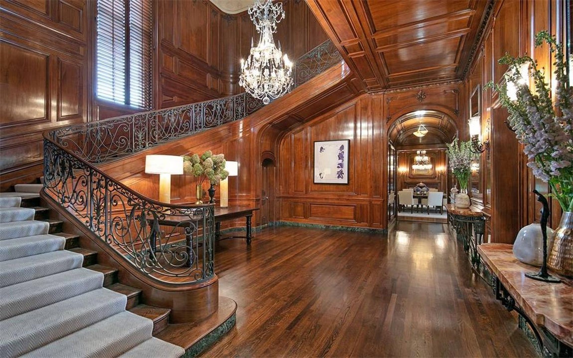 141 South CAROLWOOD Drive. No es de extrañar que esta vivienda, valorada en 102 millones de euros, se muestre solo a clientes precualificados. Para más lujos, la casa que se encuentra en el 141 South CAROLWOOD Drive de California tiene también una biblioteca, pista de tenis y bonita piscina.