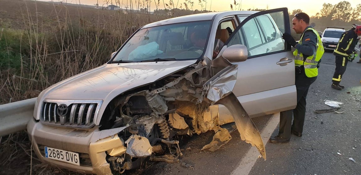 Choque frontal entre tres turismos en la localidad sevillana de La Puebla del Río