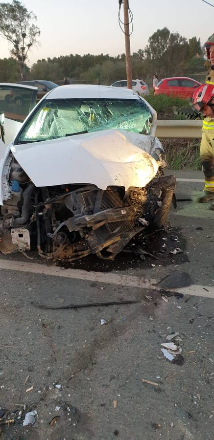 Choque frontal entre tres turismos en la localidad sevillana de La Puebla del Río