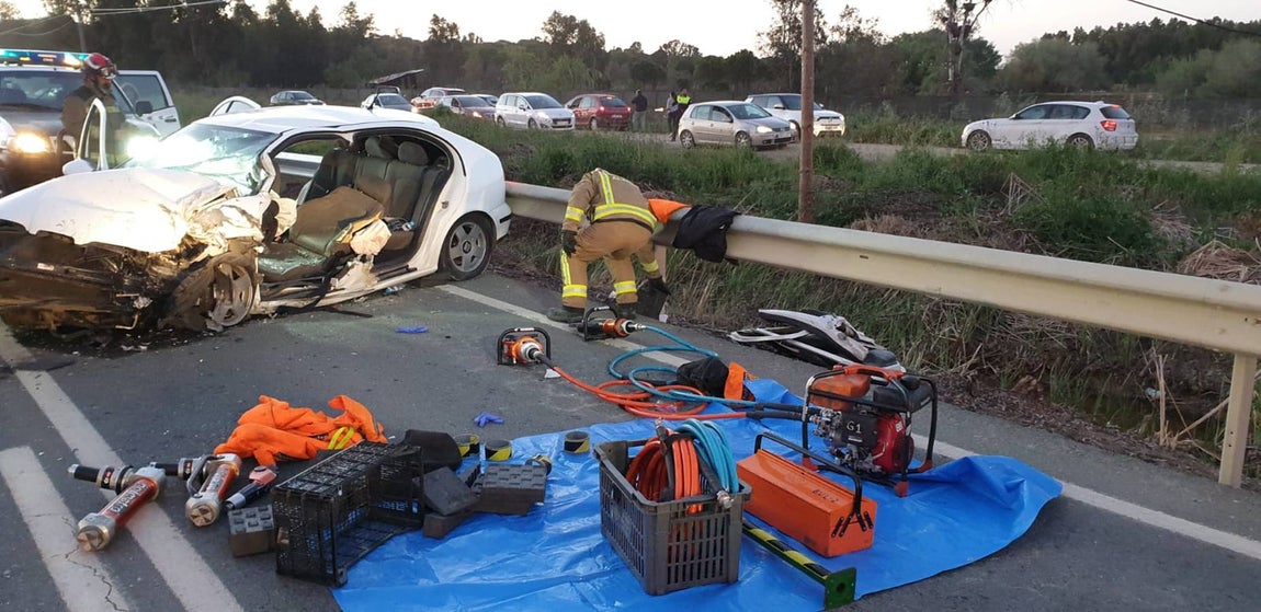 Choque frontal entre tres turismos en la localidad sevillana de La Puebla del Río