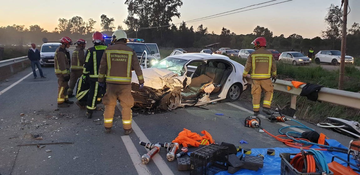 Choque frontal entre tres turismos en la localidad sevillana de La Puebla del Río