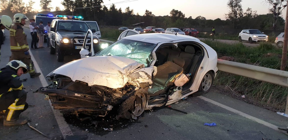 Choque frontal entre tres turismos en la localidad sevillana de La Puebla del Río