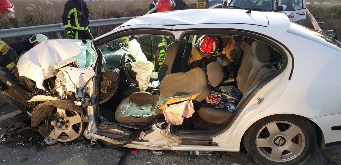 Choque frontal entre tres turismos en la localidad sevillana de La Puebla del Río