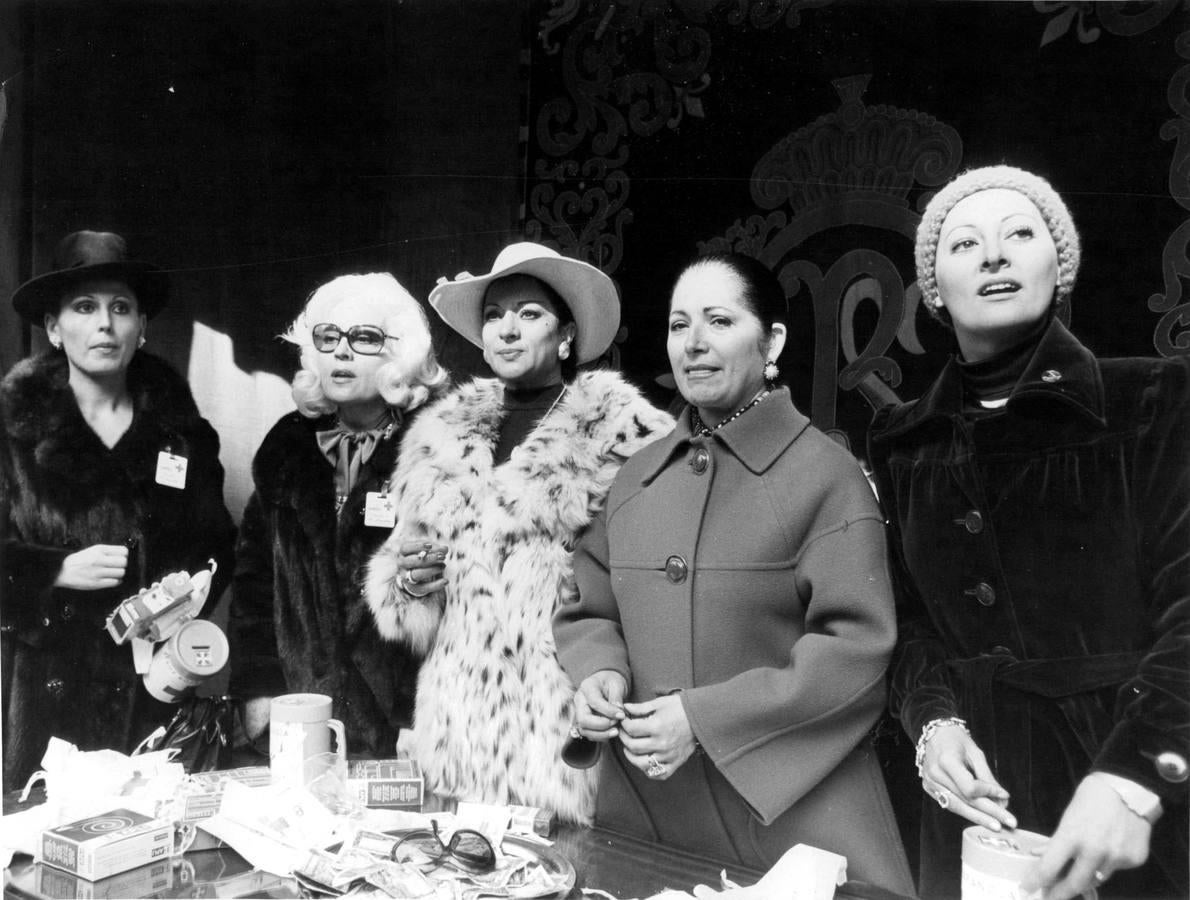 Juanita Reina con Lola Flores y Mercedes Vecino en una mesa de la Cruz Roja