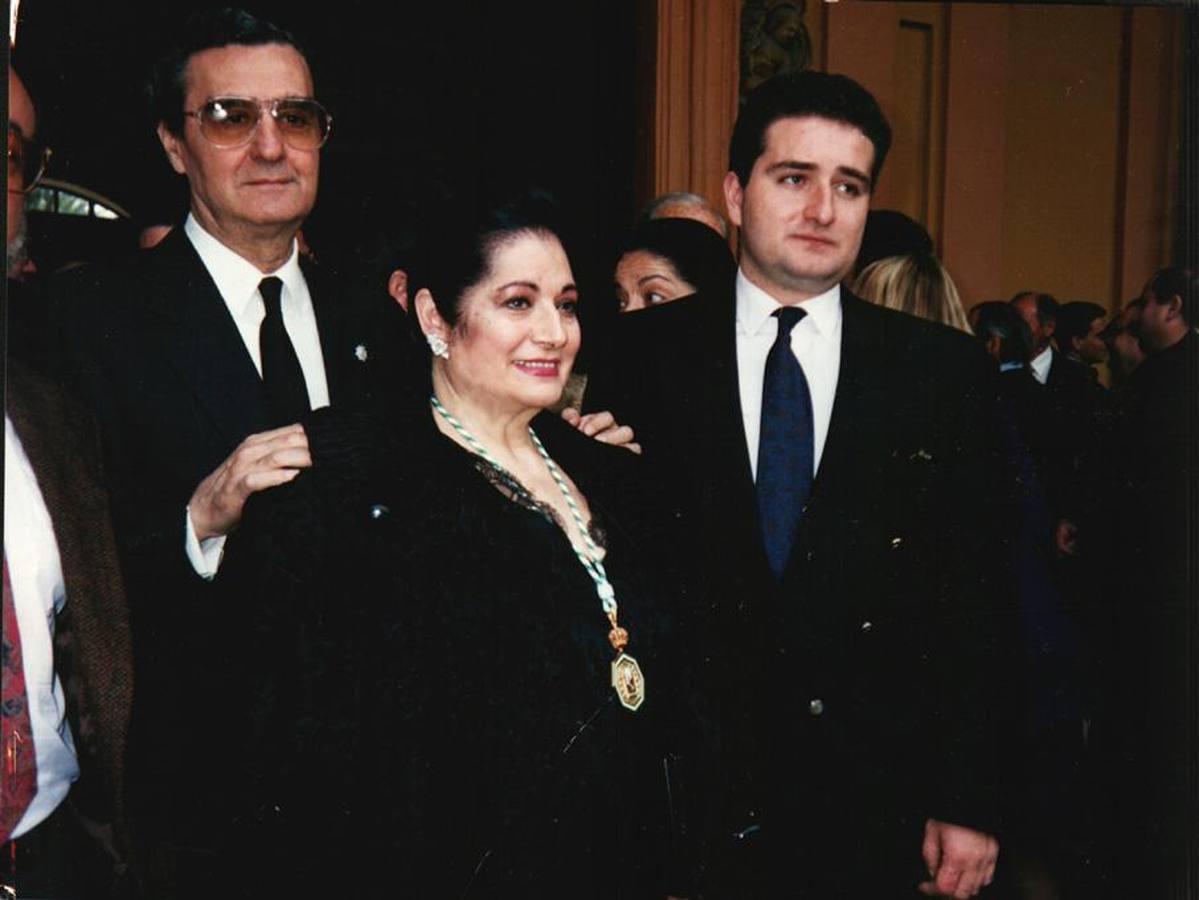 Juanita Reina posa con su marido y su hijo tras recibir la Medalla de Andalucía en 1992